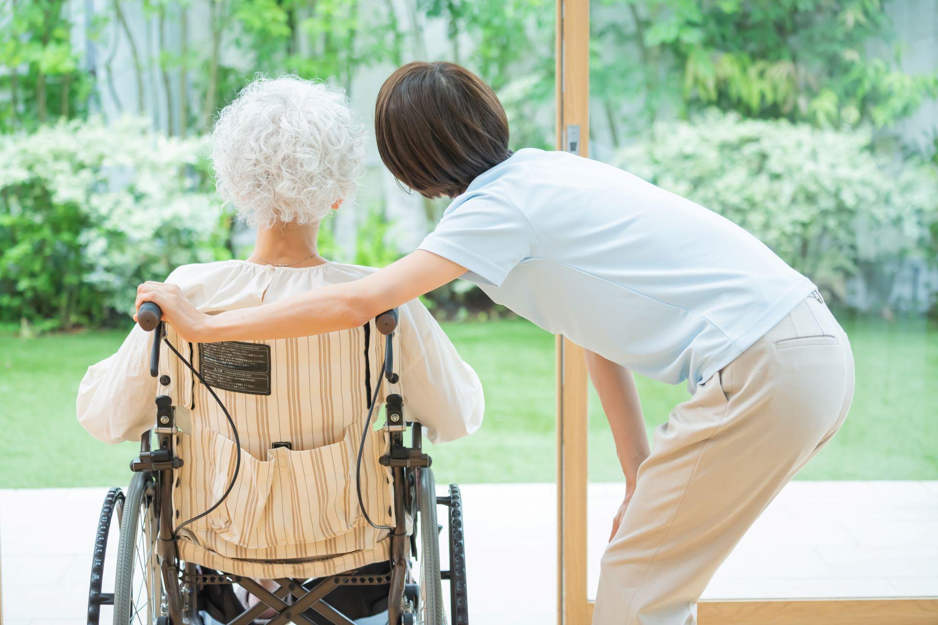 Eine Pflegekraft mit einer älteren Person