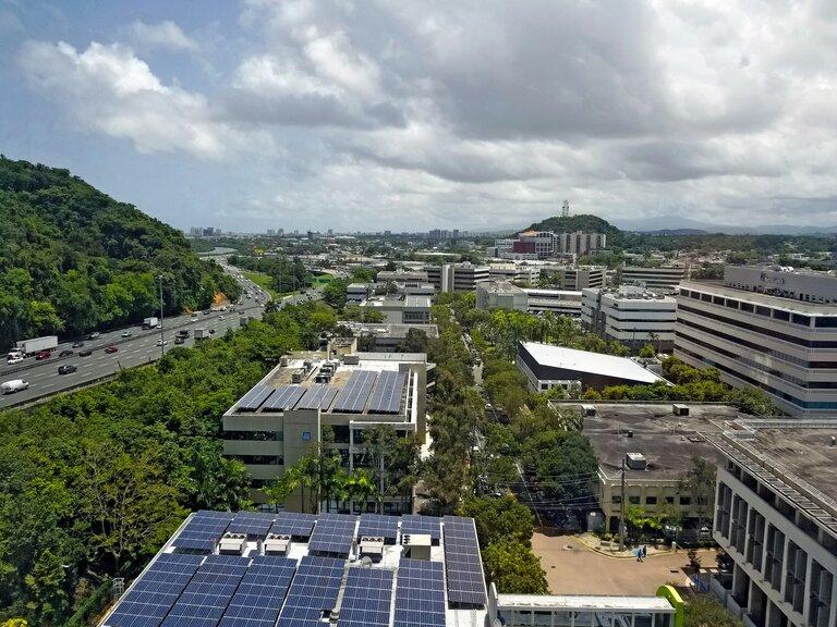 Luftaufnahme einer Stadt mit Sonnenkollektoren