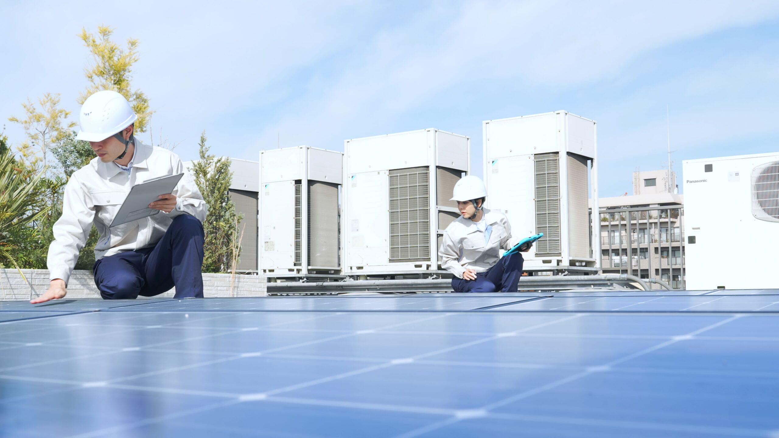 Zwei Personen Überprüfen eine Photovoltaikanlage 