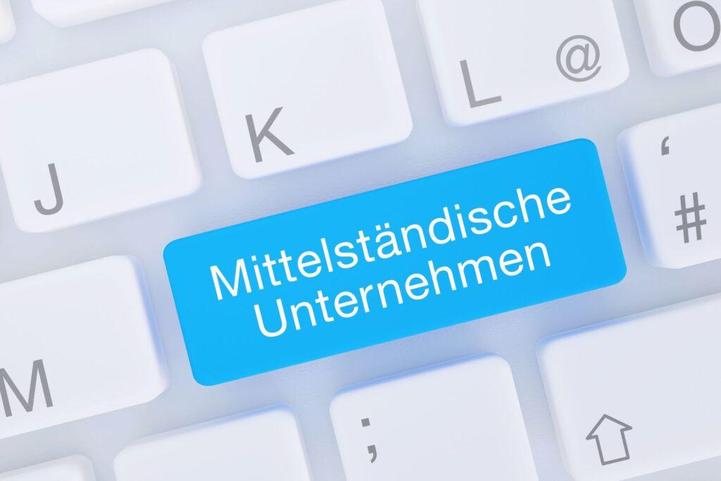 Tastatur mit Fokus auf "Mittelständische Unternehmen"-Taste.