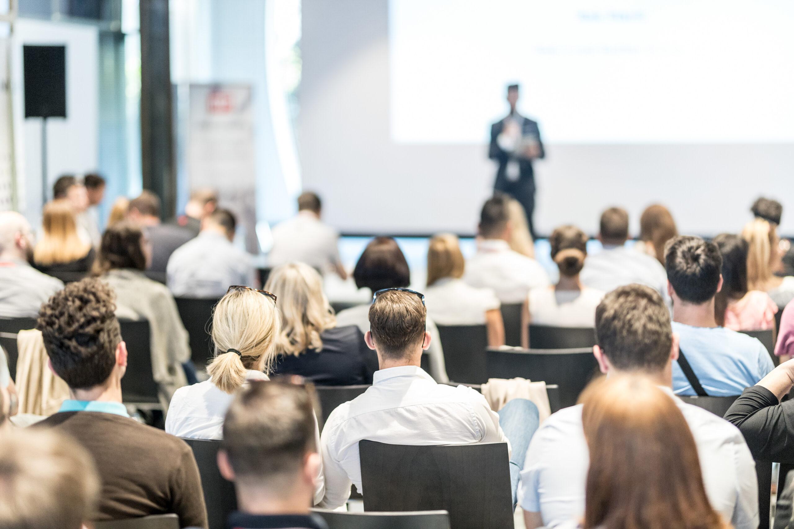 Seminarteilnehmer hören einem Vortrag zu – Unterstützung und Weiterbildung im Rahmen der Abfindung bei Betriebsschließung