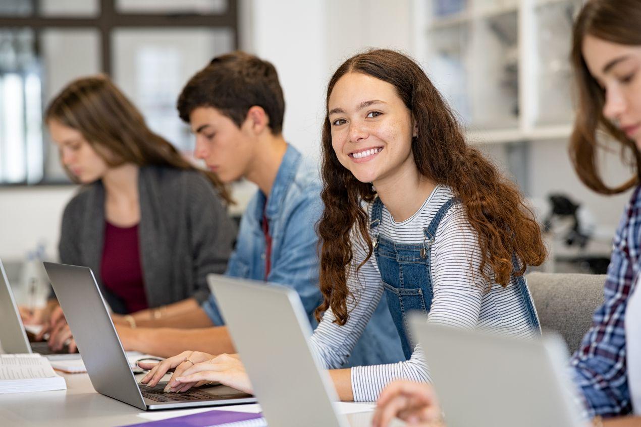 Teenager arbeiten mit Laptops im Unterricht – moderne Lernumgebung und kosten privatschule berlin als Entscheidungskriterium