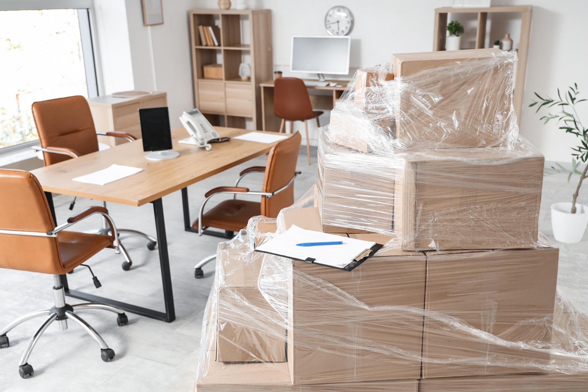 Verpackung mit Schrenzpapier im Büroumfeld


