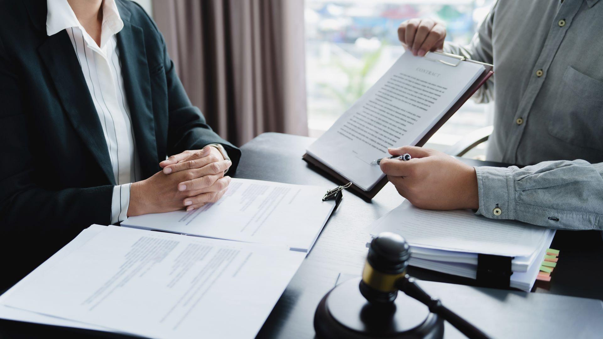 Juristische Beratung mit Arbeitsvertrag und Gesetzestext