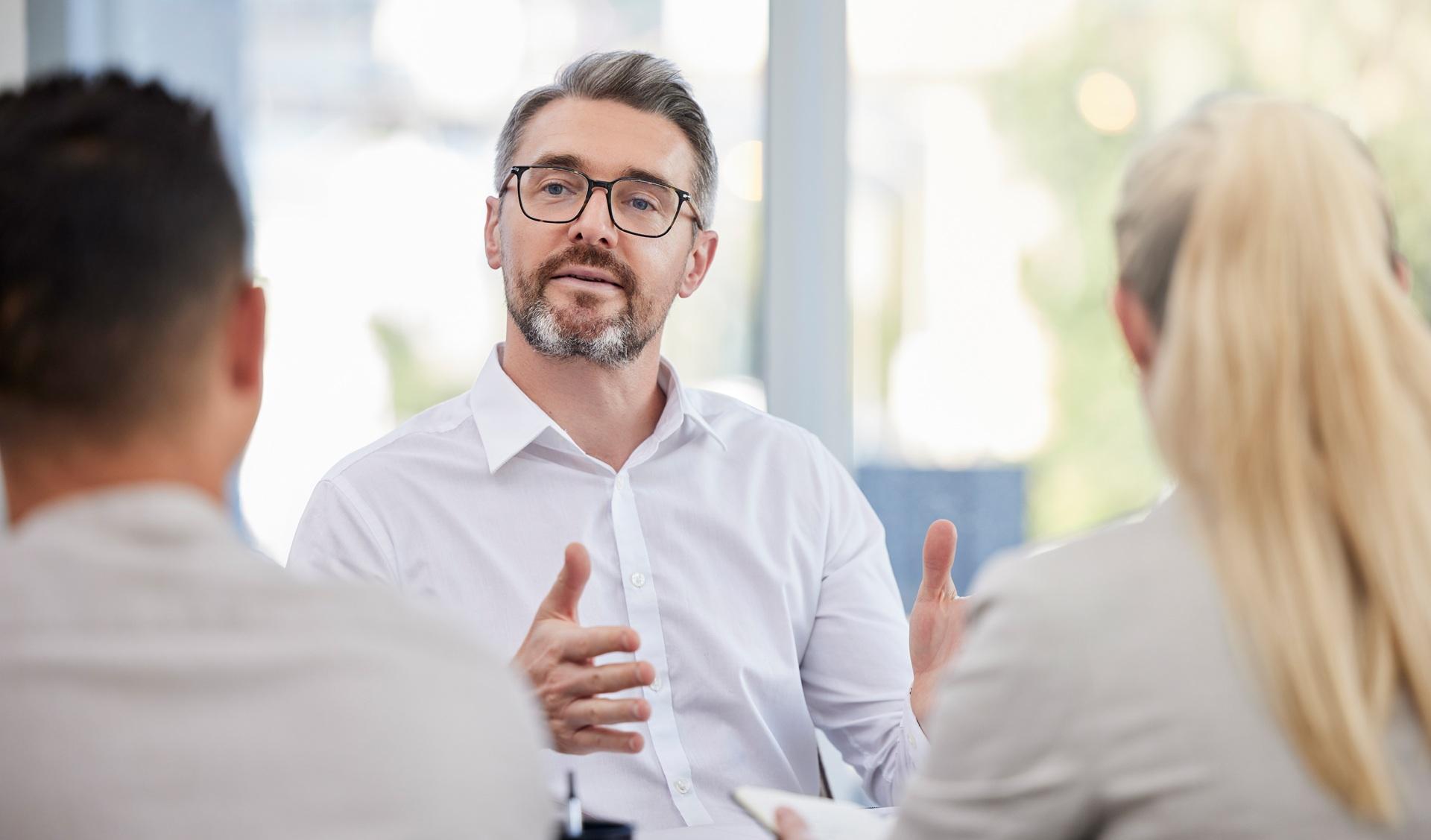 Führungskraft spricht im Teammeeting | EmployeeAssistanceProgram