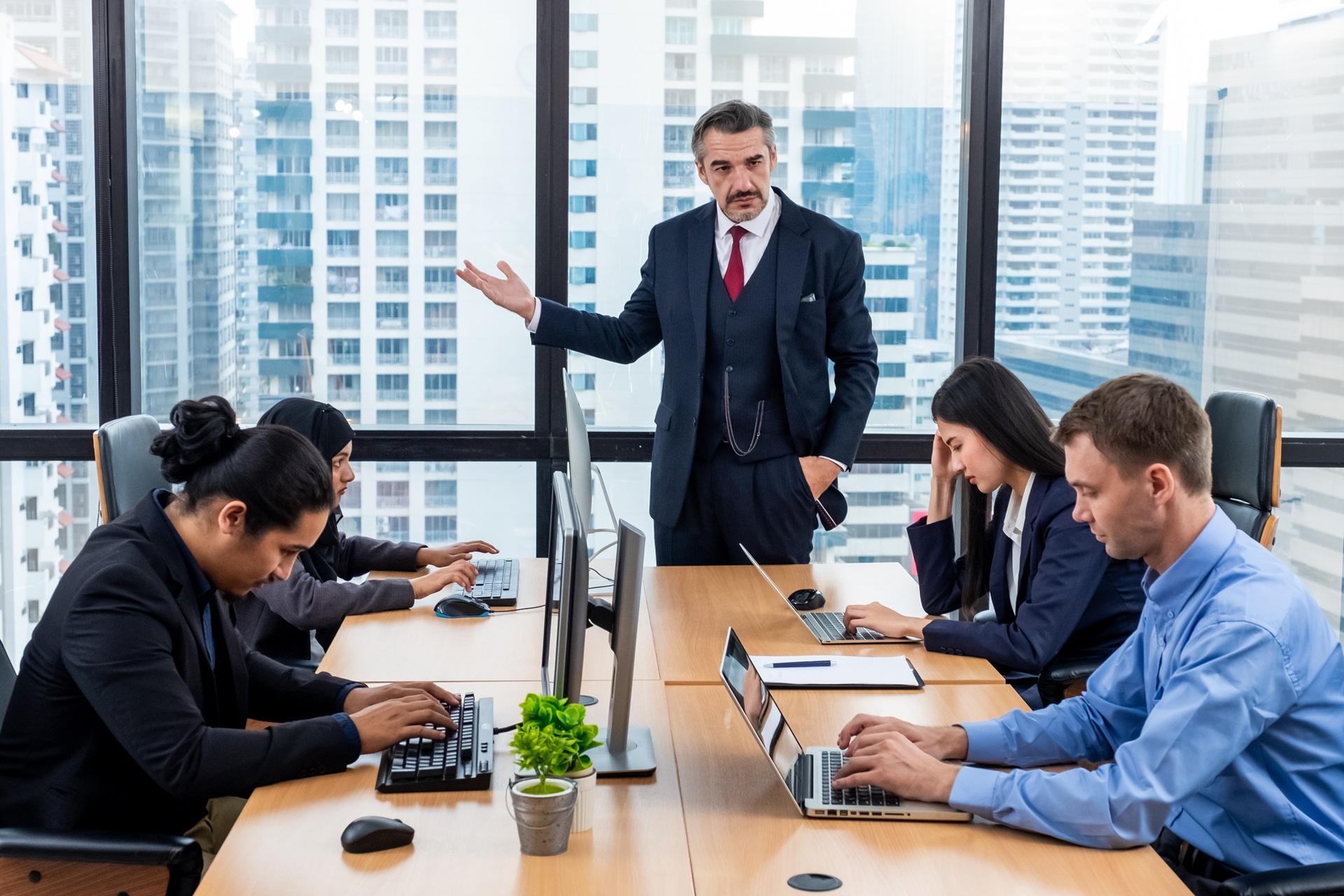 Manager spricht vor seinem Büro-Team | Ghostwriter Agentur