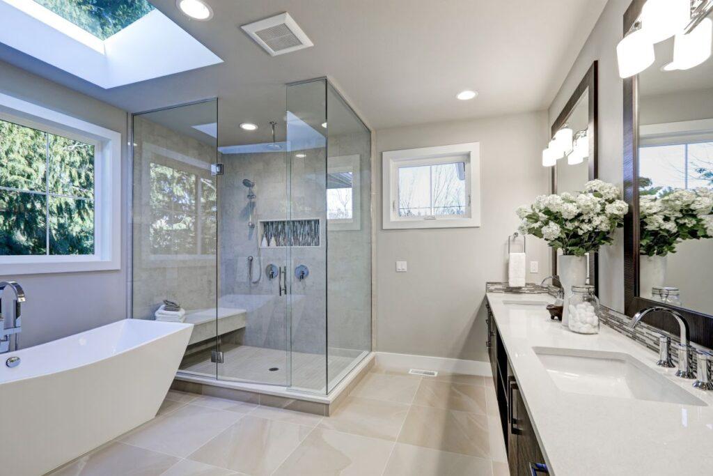 modernes badezimmer mit duschrueckwand aus glas und tageslicht von oben