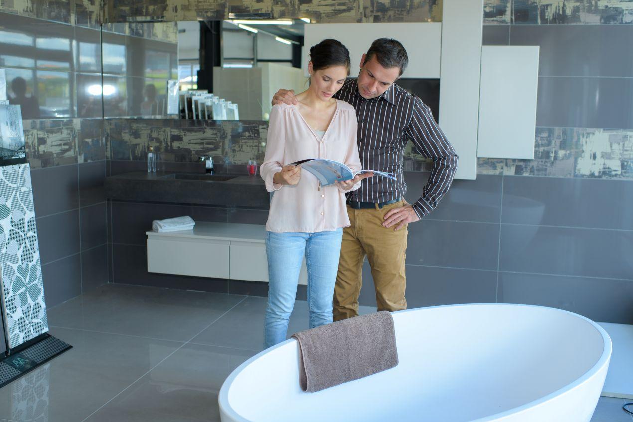 paar plant badezimmer und vergleicht duschrueckwand materialien im showroom