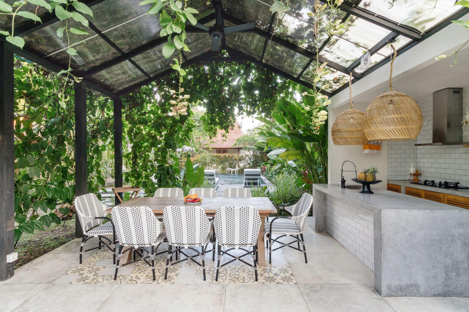 Outdoor-Kochbereich mit moderner Gartenküche