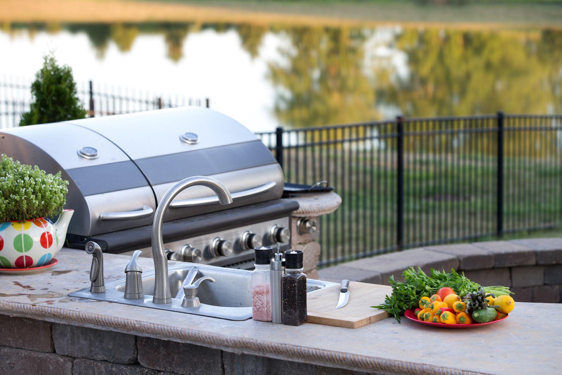 Grillplatz mit Spüle in Outdoor-Küche