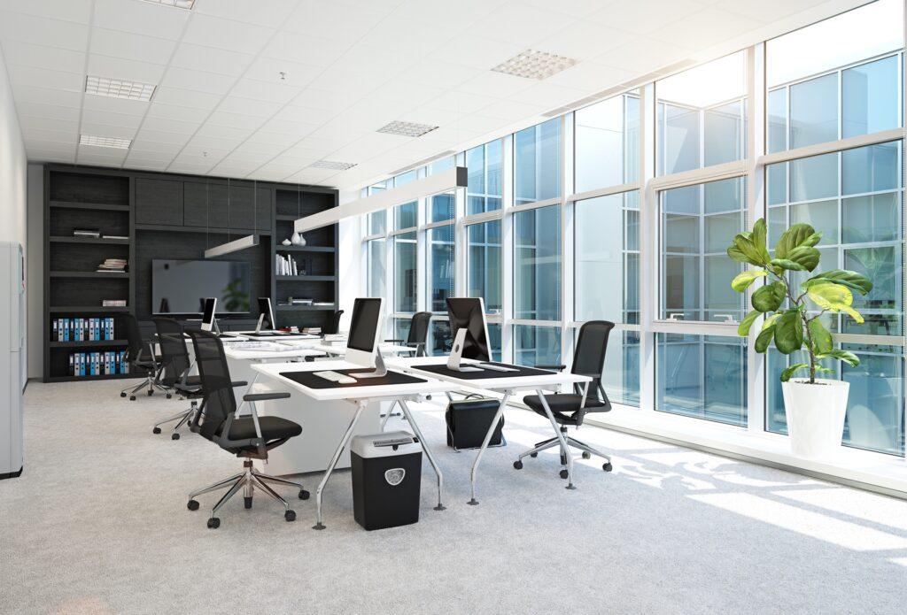 Leeres, gepflegtes Büro mit Glasfront | Gebäudereinigung