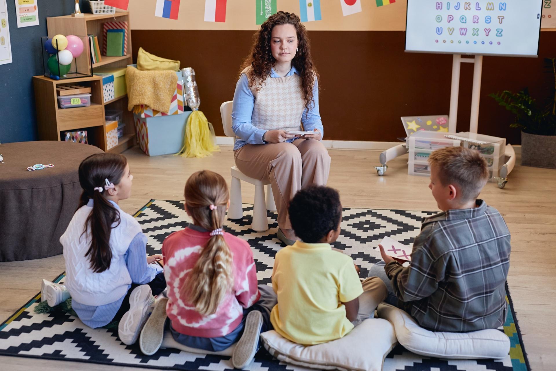 Erzieherin in der Gruppenarbeit mit Kindern | Kita Ausbildung

