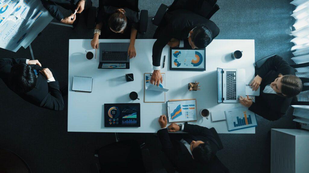 Team aus Businessleuten analysiert Preisdiagramme und Strategien zur Vorbereitung von einkauf verhandlungsstrategien im Meeting
