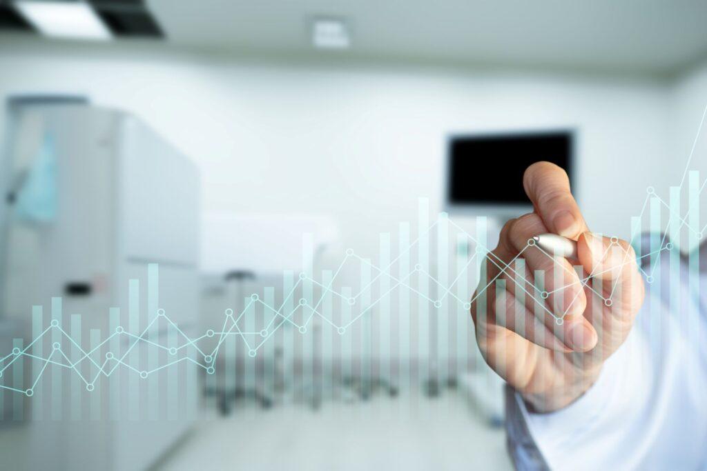 Wissenschaftler visualisiert digitale Datenanalyse fuer Post Market Surveillance im Bereich medizinischer Geraete