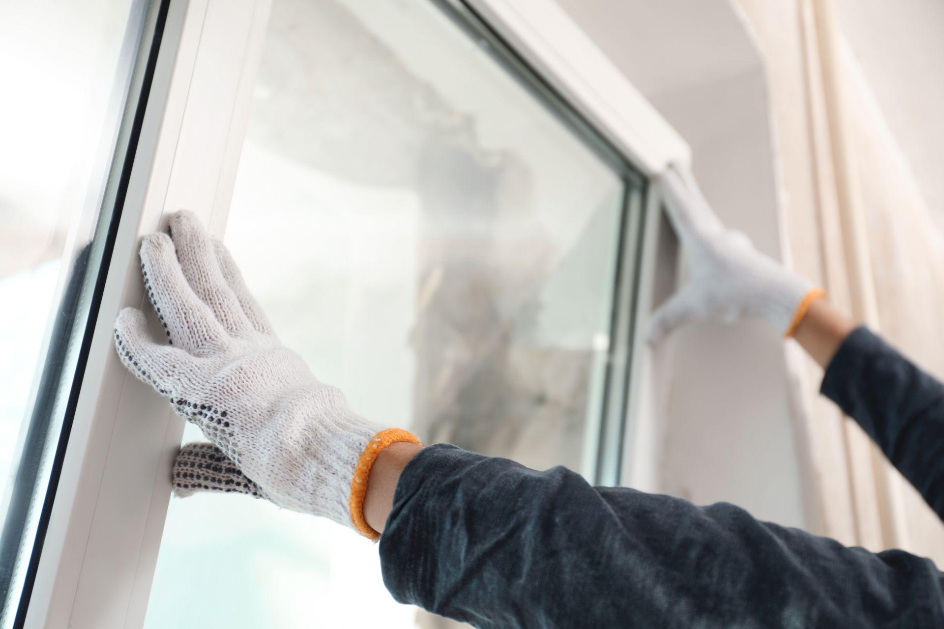 Sichtschutzfolie wird von Hand auf ein Fenster aufgebracht