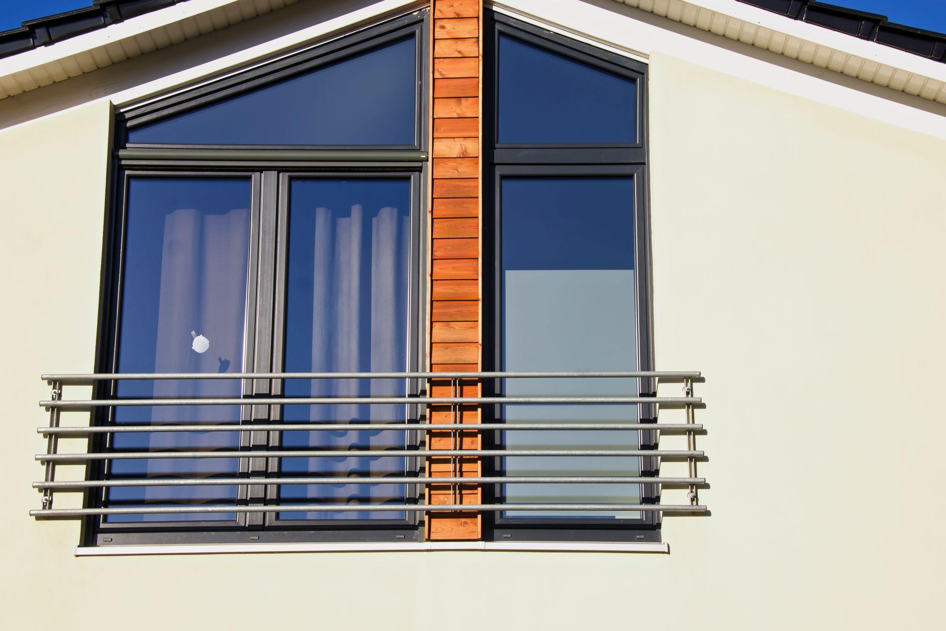 Moderne Fenster mit halbflächig angebrachter Sichtschutzfolie