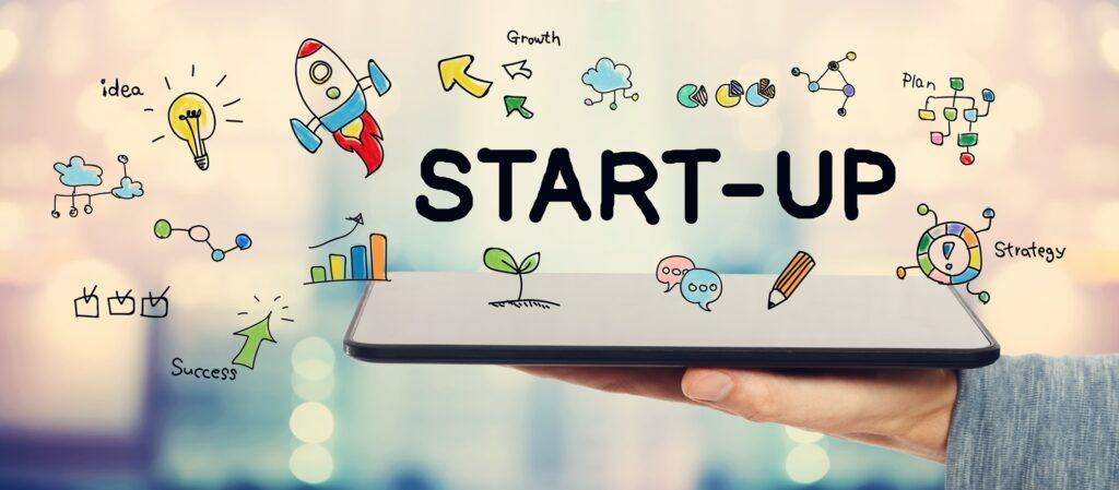 Tablet mit kreativen Symbolen zur Startup-Strategie und Planung | Anwalt für Produkthaftung