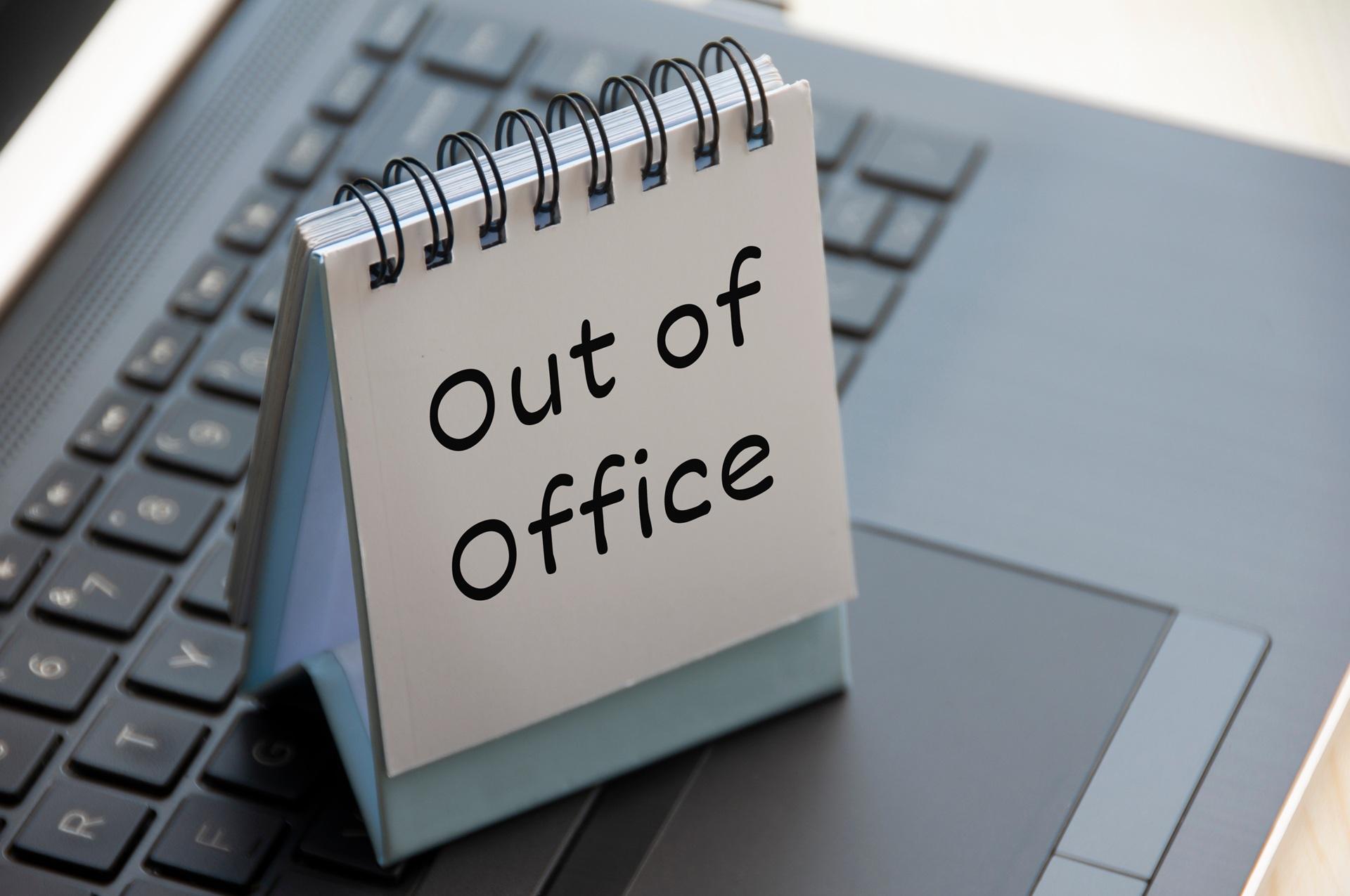 Out of Office Schild auf Laptop | Hamburg Escort