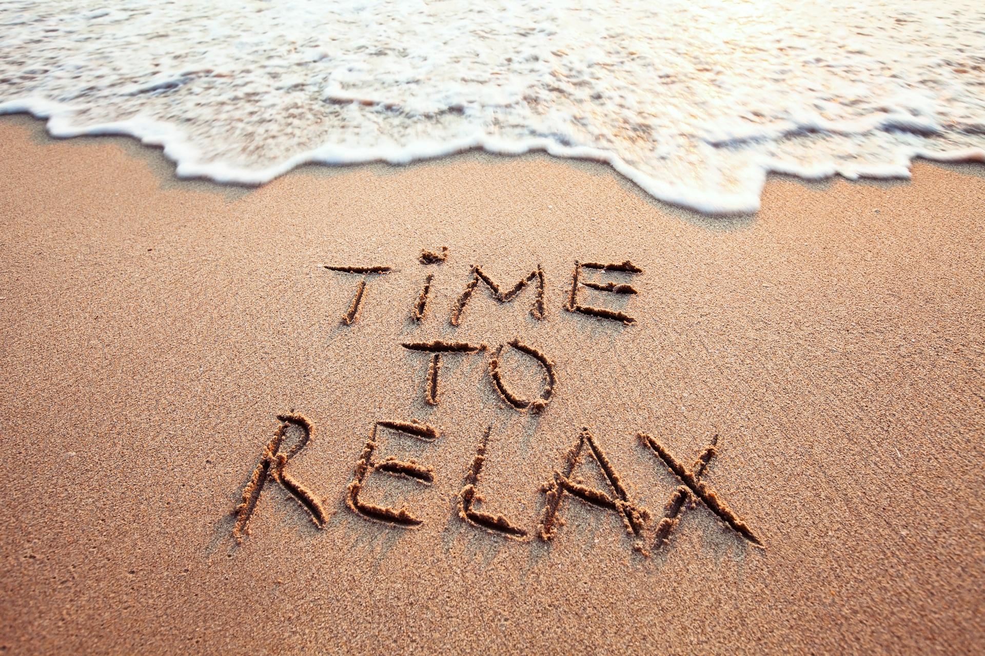 Time to Relax Schriftzug am Strand | Hamburg Escort
