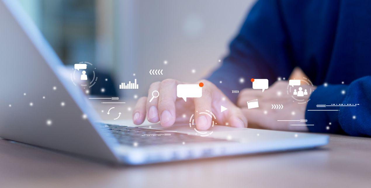 Symbolbild für Online-Kommunikation mit Icons für Medien, Social Media und Analyse – Erklärvideos integrieren sich nahtlos in digitale Kanäle