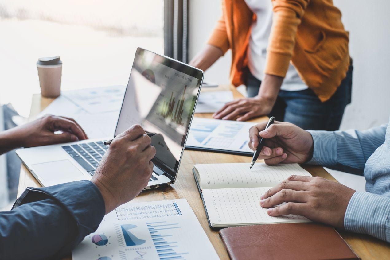 Marketingteam analysiert KPIs und plant den Vertrieb mit datenbasierten Entscheidungen – Erklärvideos helfen, komplexe Angebote verständlich darzustellen