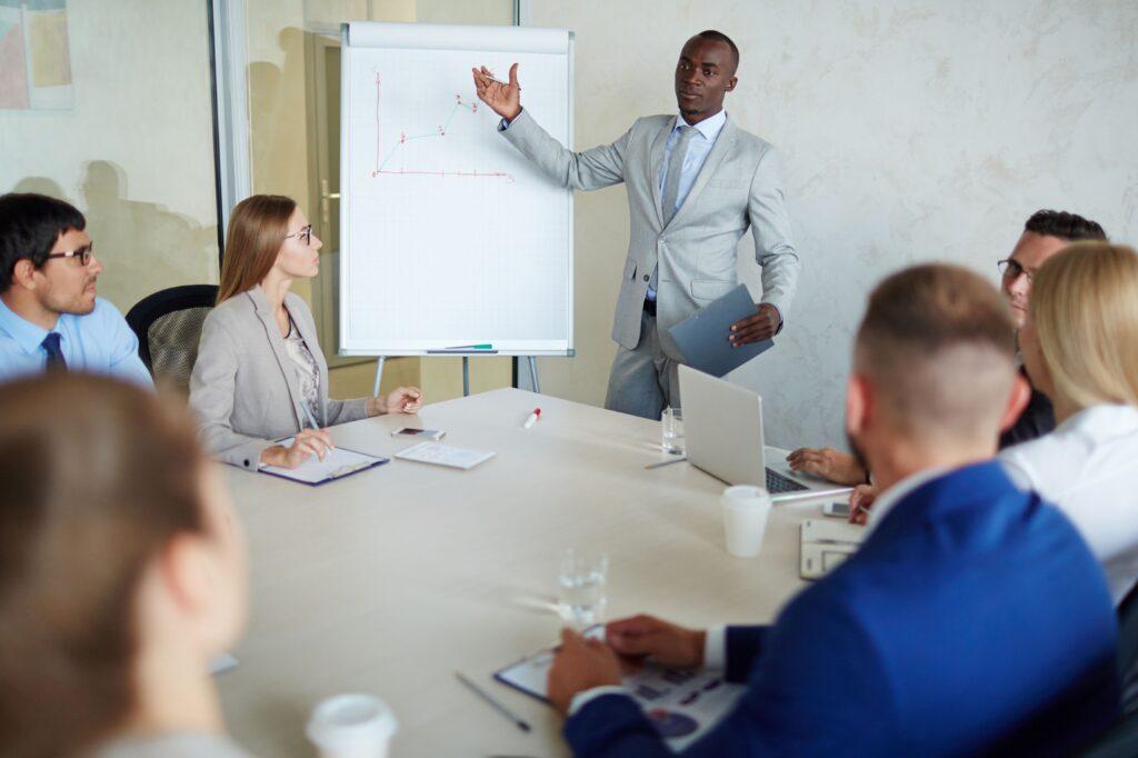 Hallenbüro Meeting mit Mitarbeitenden