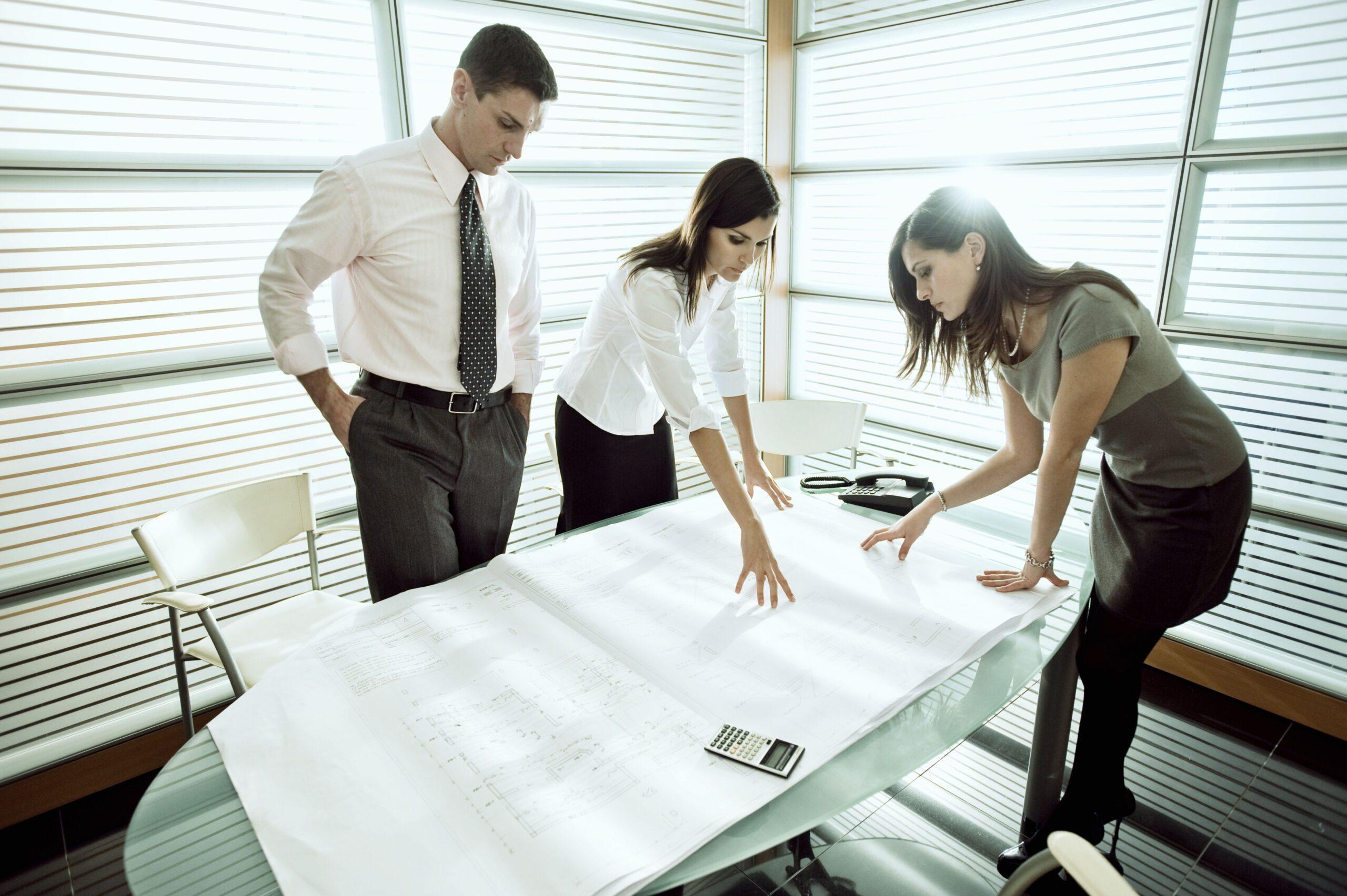 Hallenbüro Planungssitzung, bei der Mitarbeitende gemeinsam Strukturkonzepte durchgehen