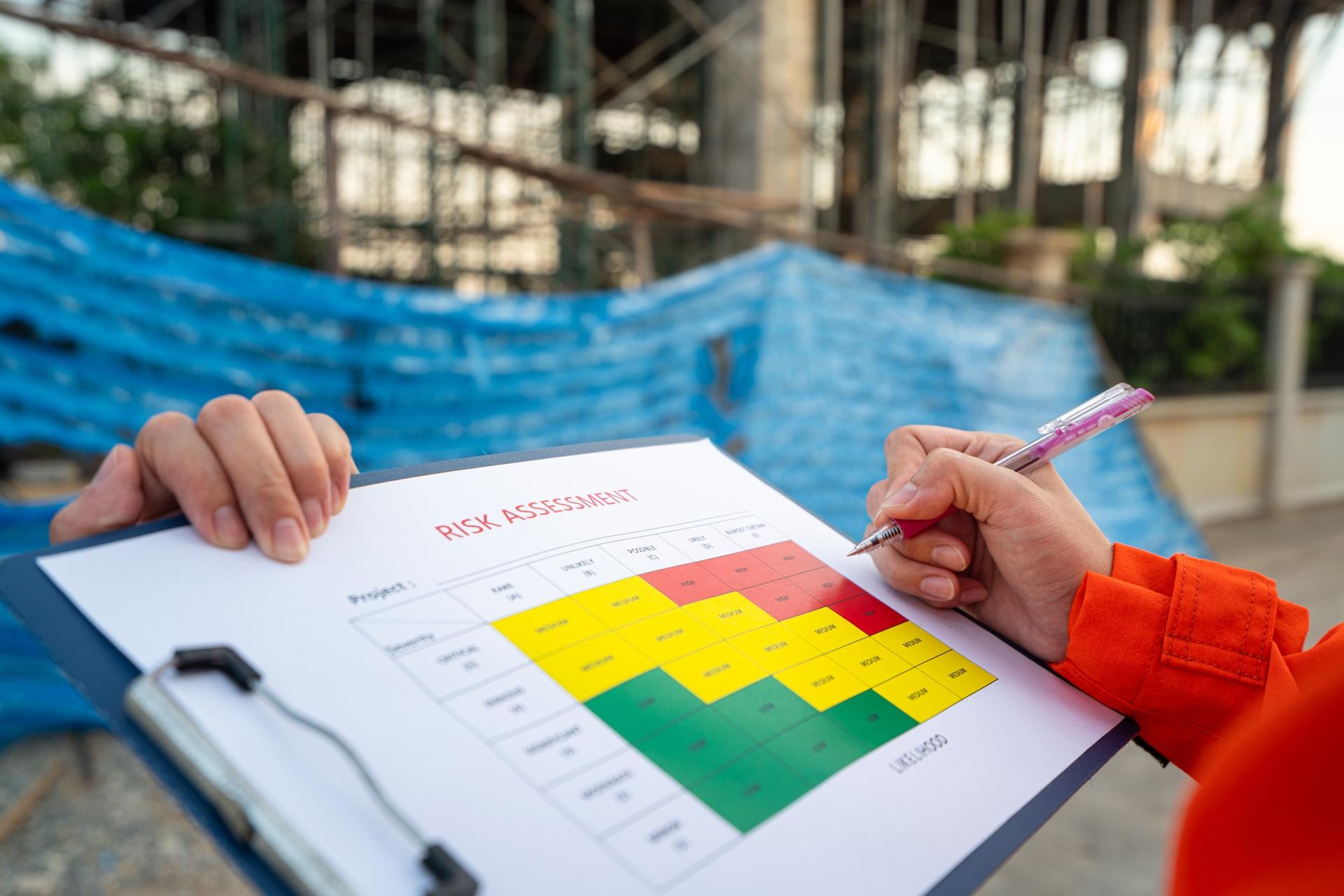 Risiko-Matrix auf Klemmbrett auf Baustelle | Fachkraft für Arbeitssicherheit Leipzig
