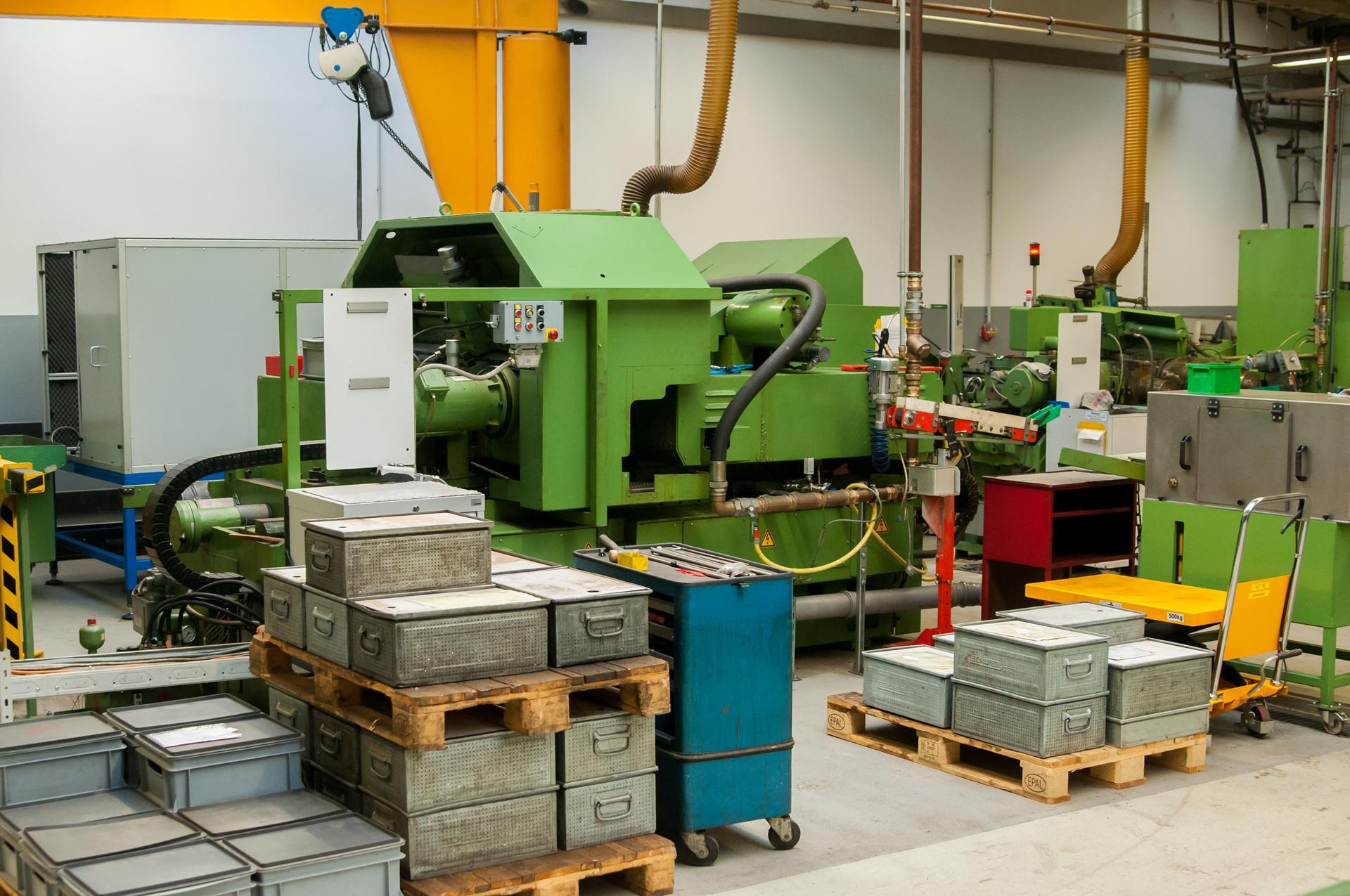 Grüne Produktionsmaschinen in Industriehalle | Industriesauger Staub